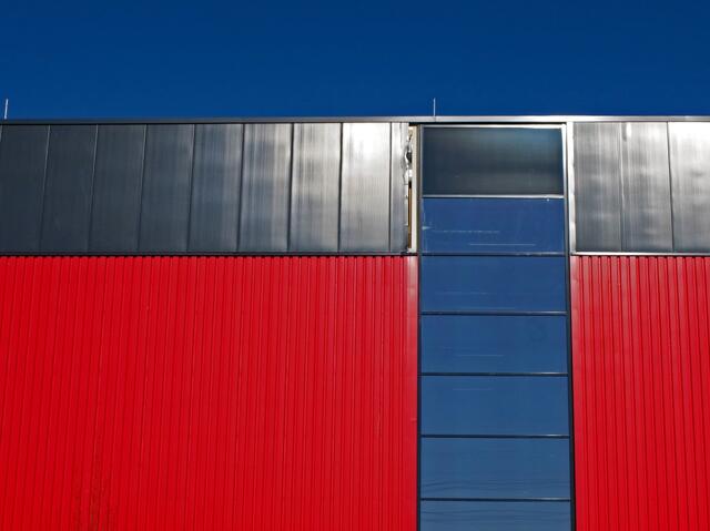 Fassadenausschnitt des Warehouse (Lagerhaus) der Spedition Emons in Gengenbach.  | Foto: Alfred Schramm