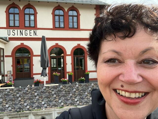 Es ist geschafft. Ich bin wohlbehalten und glücklich um 10.21 Uhr in Usingen angekommen. Fazit: Wer mit leichtem Gepäck unterwegs und gut zu Fuß ist sowie sehr viel Zeit hat, kann bei guter Planung entspannt ans Ziel kommen. Am Samstag vor Pfingsten waren die schnellen Reisezüge sehr voll... | Foto: ag