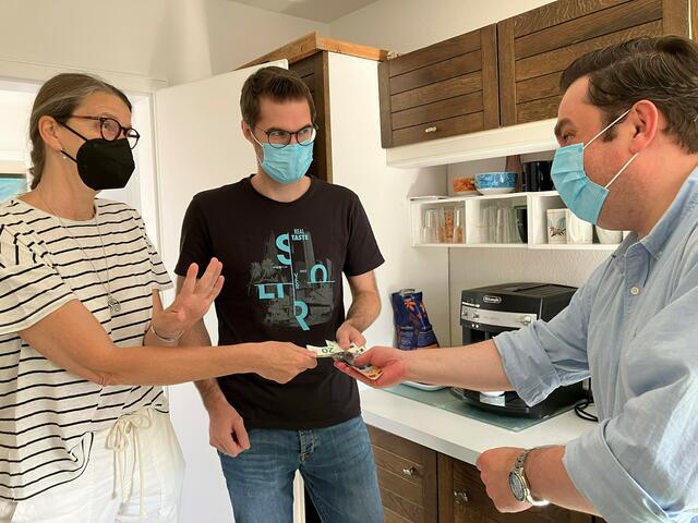 Nein, die Kollegen haben nicht wirklich um Geld gewettet. Sie machten sich aber mächtig über die Reisepläne der Chefredakteurin lustig. | Foto: ag