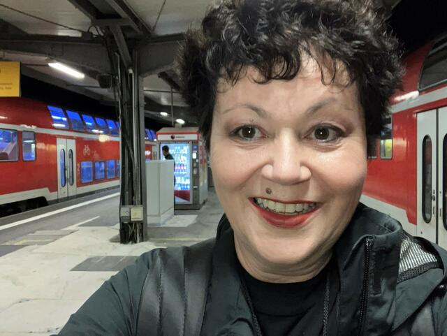 Ich bin am Bahnhof in Offenburg angekommen. Noch ist nicht viel los auf den Bahnsteigen.  | Foto: ag