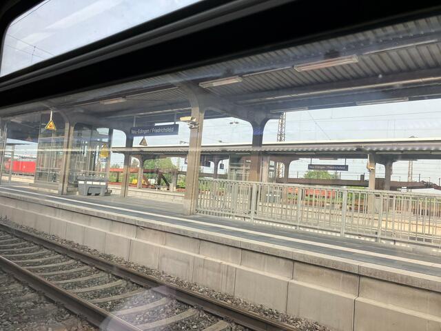 Auf dem Abstellgleis in Neu-Endingen/Friedrichsfeld, ein anderer Zug will vorbei und hat Vorfahrt. Der Zug in Frankfurt ist sicher weg, bis ich dort ankomme. Macht nix, es werden noch andere fahren.  | Foto: ag