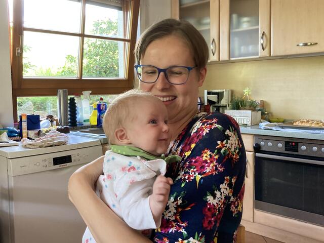 Sandrina Schwendemann mit der kleinen Pia Eliana | Foto: gro