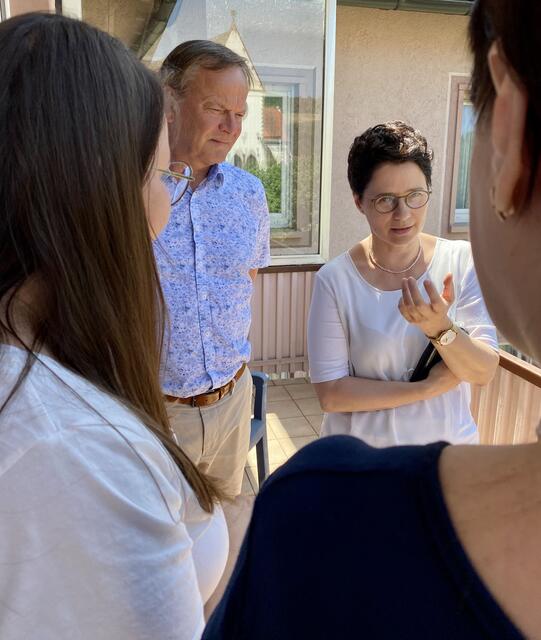 Ministerin Marion Gentges (r.) und Landrat Frank Scherer (l.) im Gespräch mit Geflüchteten aus der Ukraine.