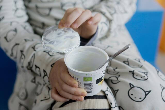 Schon die ganz Kleinen können lernen, welcher Müll in welche Tonne gehört. | Foto: Initiative „Mülltrennung wirkt“/ Marcella Merk