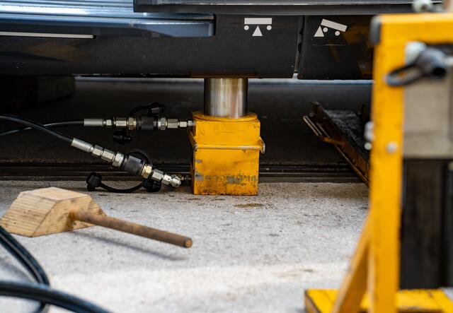 Mit einem hydraulischen Heber konnte die Tram angehoben und schließlich wieder in die Spur gebracht werden. | Foto: Stadt Kehl