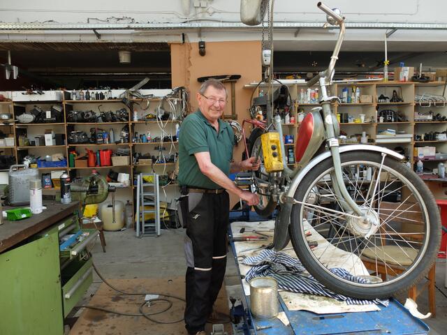 Walter Breig beim restaurieren eines Mofas seiner umfangreichen Sammlung. | Foto: Alfred Schramm