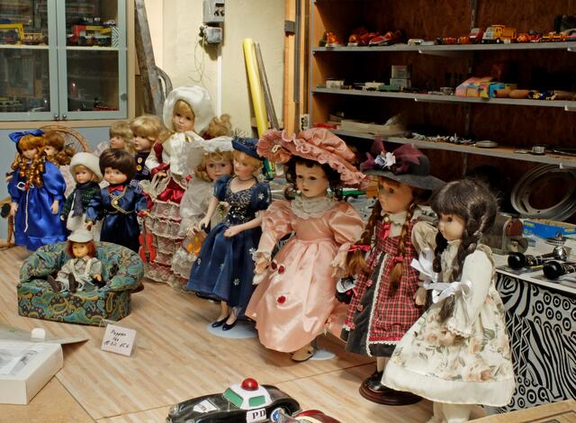 Im Museum gibt es auch Spielsachen, wie diese Puppen hier zu kaufen. | Foto: Alfred Schramm