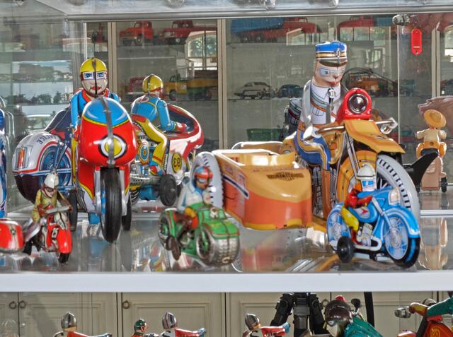 Vitrinen voll mit Blechspielzeug aller Art, da werden Kindheitserinnerungen wach. | Foto: Alfred Schramm