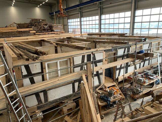 Restaurierungsarbeiten am Ortenauhaus: Das Ortenauhaus wird derzeit in einer Halle in Oberschwaben komplett saniert. Die Arbeiten stehen kurz vor dem Abschluss. Ab Mitte September wird das historische Rebhaus im Gutacher Freilichtmuseum Stück für Stück wieder aufgebaut und im Sommer 2023 eröffnet. | Foto: Schwarzwälder Freilichtmuseum Vogtsbauernhof/Margit Langer