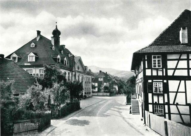 Links das Rathaus Biberach, rechts das Heimatmuseum Kettererhaus Anfang der 70er-Jahre | Foto: Gemeinde Biberach