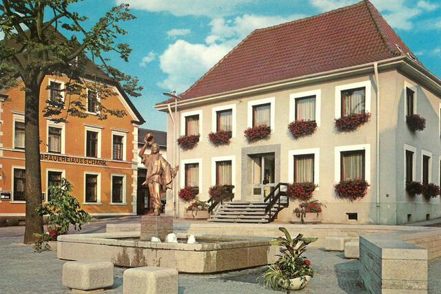 Die in den 70er-Jahren geschaffene Statue "Jäger von Soest" nach einer Romanfigur von Grimmelshausen steht noch heute auf dem Rathausplatz Renchen. | Foto: Stadt Renchen