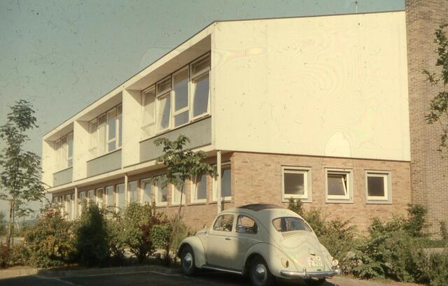 In den 1970ern parkten noch VW Käfer vor der Grundschule in Schutterzell. | Foto: Gemeinde Neuried