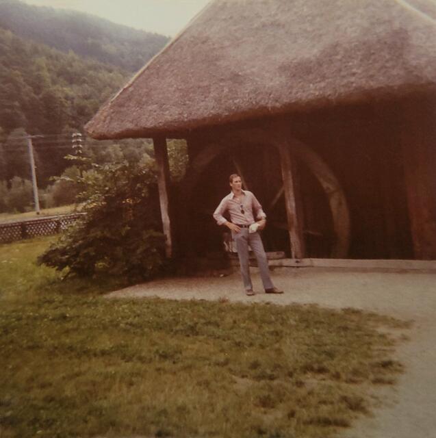 Die Ölmühle auf dem Vogtsbauernhof Gutach hatte 1972 noch nicht ihr heutiges Ziegeldach. | Foto: Frank Schienle