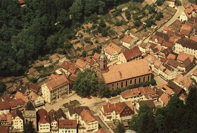 Die Luftaufnahme der Kernstadt zeigt die katholische Pfarrkirche um 1970. | Foto: Stadtarchiv Oppenau
