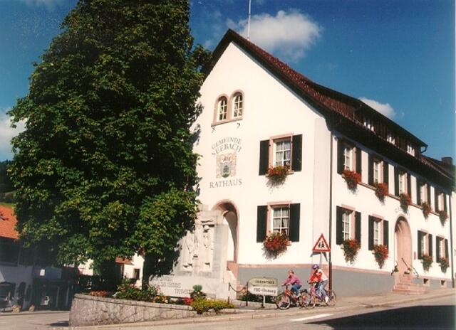 Die Rathausansicht Seebach Ende der 90er-Jahre, leicht verdeckt - das Kriegerdenkmal | Foto: Archivfoto Gemeinde Seebach