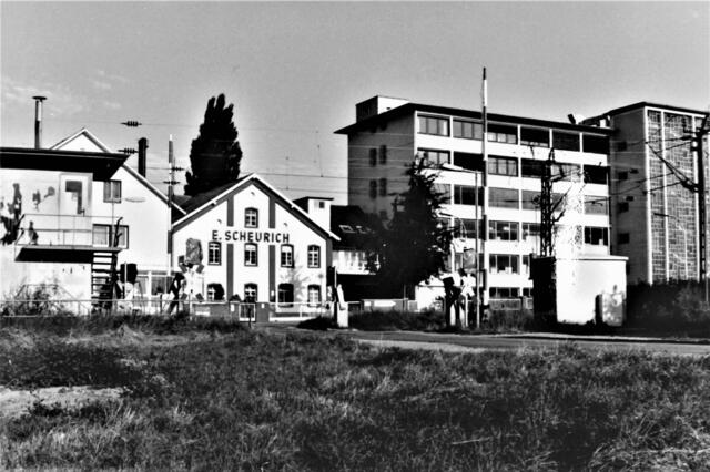 Hinter dem Bahnübergang in Zimmern hatte die ehemalige Firma Scheurich zum Zeitpunkt der Aufnahme in den 70ern ihren Standort. | Foto: Siegfried Spengler