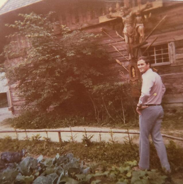 Der Hippenseppenhof 1972: Heute ist das Longinuskreuz auf dem Vogtsbauernhof in Gutach bemalt. | Foto: Frank Schienle