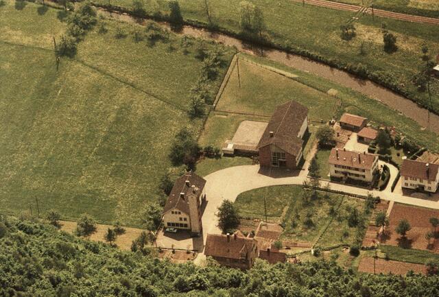 Ortsteil Ramsbach um 1970, das Rat-, Feuerwehr- und Schulhaus von oben | Foto: Stadtarchiv Oppenau