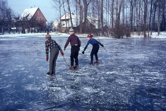 Schlittschuhläufer auf zugefrorenem See in Schutterzell in den 70er-Jahren | Foto: Gemeinde Neuried