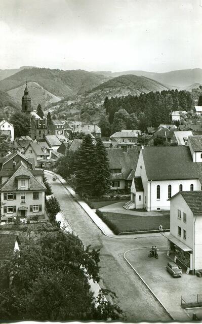Sicht auf die Karl-Friedrich-Straße, rechts, die evangelische Kirche Oppenau | Foto: Stadtarchiv Oppenau