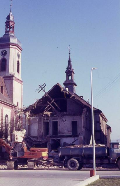 Mitte der 70er-Jahre wurde das alte Rathaus in Schutterwald abgerissen. | Foto: Helmut Peter