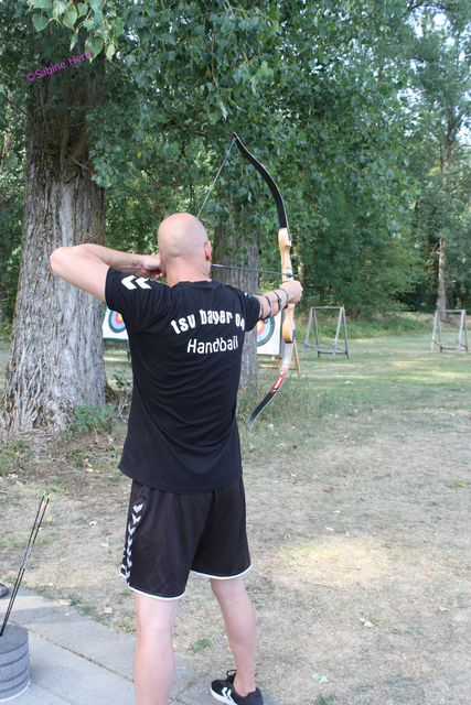 Chef-Trainer Johann Petersson versucht sich im Luftballon schießen | Foto: ©Sabine Herm