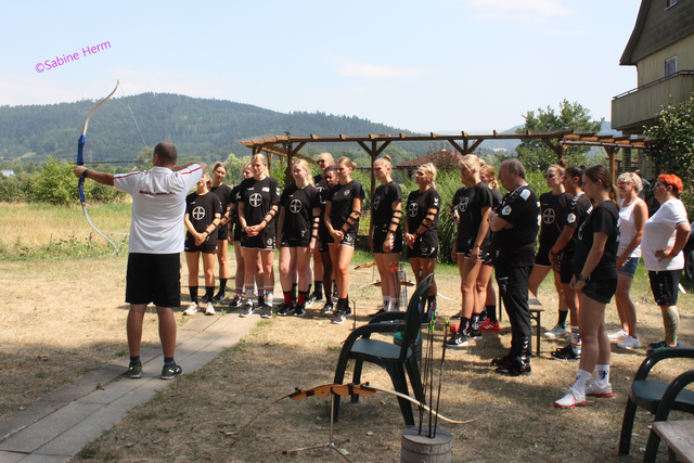 Sportwart Riccardo Hehr demonstriert den Umgang mit dem Bogen. | Foto: ©Sabine Herm