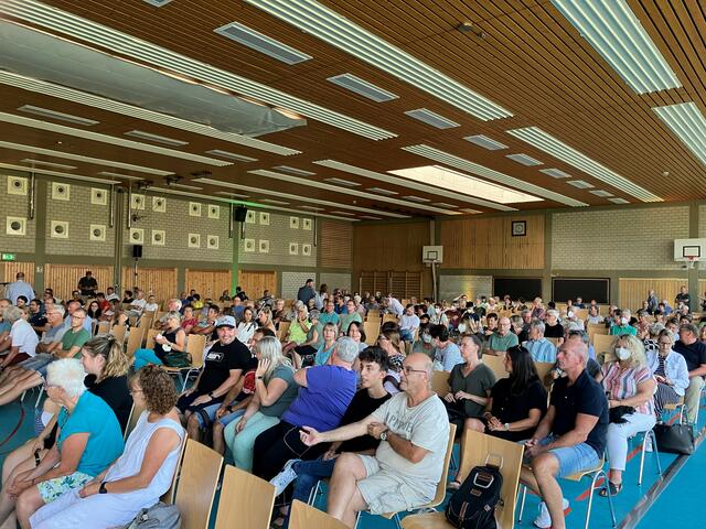 Etwas mehr Interessierte als beim ersten Mal sind am Mittwoch in die Rheinauenhalle gekommen. | Foto: ds