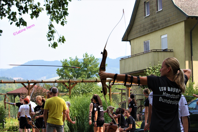 Team- und Co-Trainerin Anne Krüger lässt die Pfeile fliegen | Foto: ©Sabine Herm