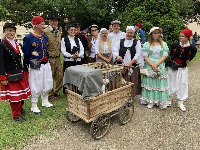 Obwohl der 7. August von der Militärpresenz geprägt ist, wird das zivile Leben nicht vergessen. Es werden Szenen des tägliche Leben des täglichen Lebens, wie Wäsche waschen am Bach, Bauer-  und Handwerkermarkt, der Spion und Gendarm, die Bürgerschaft etc. dargestellt. | Foto: TERRITOIRE 1870