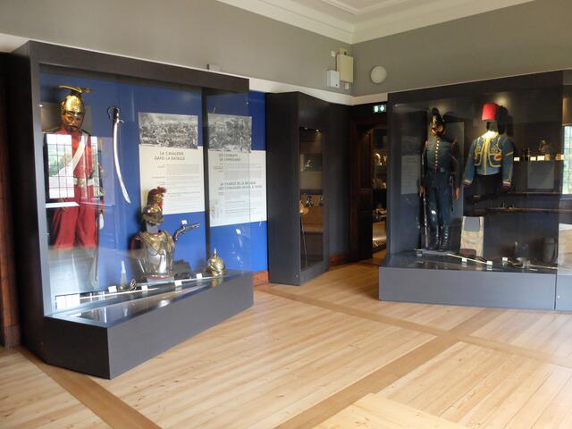 Ein Ausstellungsraum mit Vitrinen in denen sich Waffen und Uniformen der damaligen Kriegsteilnehmer befinden. | Foto: Alfred Schramm