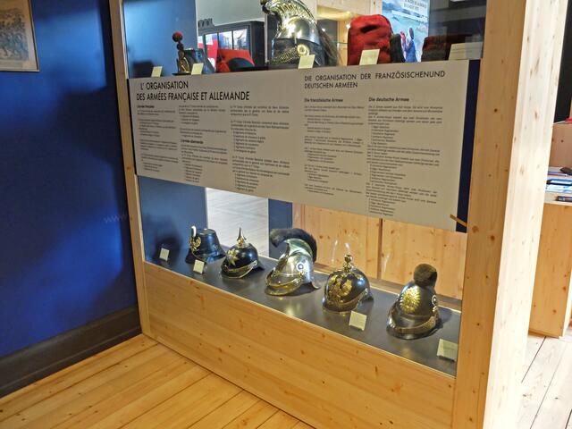 Im vor einigen Jahren neu gestalteten Musée de la Bataille du 6 Août 1870,
erfährt der Besucher:in vieles über die Geschehnisse, die dort während den Kämpfen in und um Woerth sich zugetragen haben. In modernen Vitrinen sind Waffen, Helme und andere Uniformteile ausgestellt. Bilder, Dokumente und ein Diorama mit mehr als 4000 Zinnfiguren veranschaulichen Zustandekommen und Verlauf der Schlacht.   | Foto: Alfred Schramm