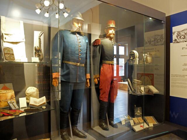 Nicht nur Uniformen und Waffen, sondern auch Werkzeug und sonstige Gerätschaften des Soldatenlebens, sowie Bilder und Dokumente gibt es zu betrachten. | Foto: Alfred Schramm