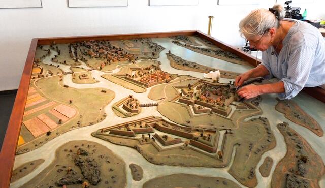 Filigrane Arbeit: Astrid Bronner bei der Restaurierung | Foto: Stadt Kehl