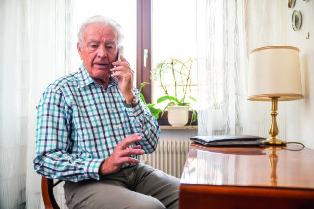 Beim Enkeltrick werden meist ältere Menschen am Telefon massiv unter Druck gesetzt und zur Herausgabe ihrer Vermögenswerte getrieben. | Foto: Polizeiliche Kriminalprävention der Länder und des Bundes