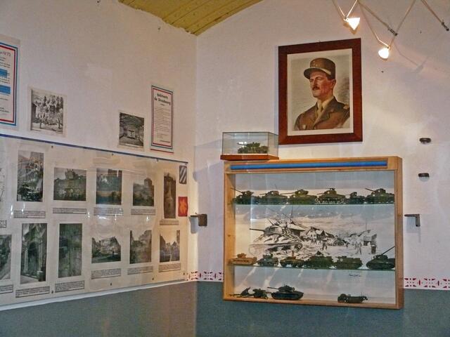 In diesem Schauraum, sind Bilder der zerstörten Orte, sowie Modelle der eingesetzten gepanzerten Fahrzeuge zu betrachten.  | Foto: Alfred Schramm