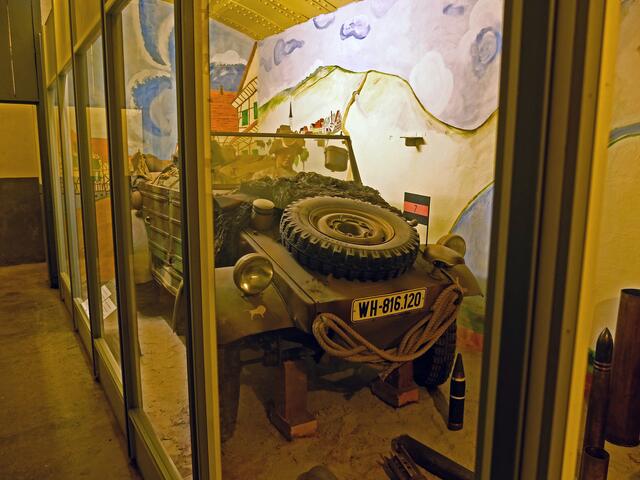 In einigen, ehemaligen Mannschafts-Schlafräumen des Großunterstandes werden, Fahrzeuge, Funkgeräte, Muniton usw. hinter Glaswänden gezeigt.  | Foto: Alfred Schramm