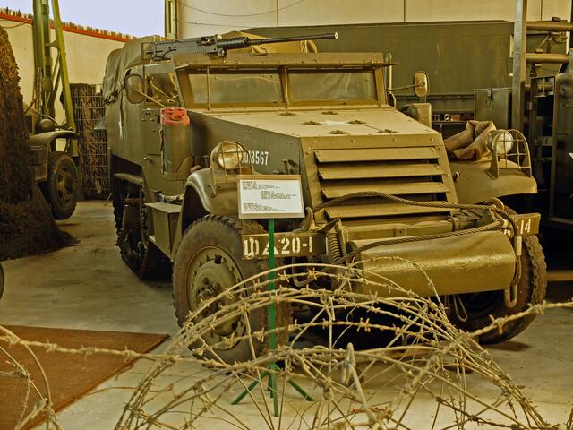 Im amerikanischen Bereich der Schau-Halle sind verschiedene Lkw´s wie dieser sogenannte Half-track M3 zu sehen. | Foto: Alfred Schramm