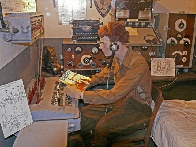 Momentan herrscht hier wohl Funkstille und der Funker widmet sich einer gewiss spannenden Lektüre. | Foto: Alfred Schramm