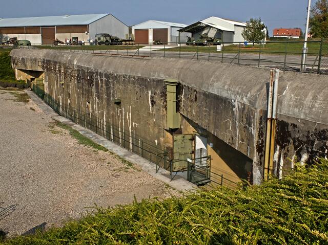 In einem sogenannten Großunterstand (französisch Abri) der Maginot-Linie, den man als betonierten Kaserne bezeichnen kann, konnten bis zu 250 Mann untergebracht werden. Diese Soldaten gehörten zu den Intervalltruppen, die als bewegliche Einheiten zwischen den eigentlichen Festungswerken eingesetzt waren. In diesen Großbunkern, die es in einer oberirdischen und unterirdischen Variante gab, waren Ruhe- und Bereitschaftsräume, Gasschutzfilteranlage, Stromaggregat, Küche und Frischwassertank etc. vorhanden. Ein solcher Großunterstand befindet sich in der Ortschaft Hatten und wird seit Jahren als Erinnerungsstätte und Museum anlässlich der Kämpfe in Ritterhoffen und Hatten betrieben. | Foto: Alfred Schramm
