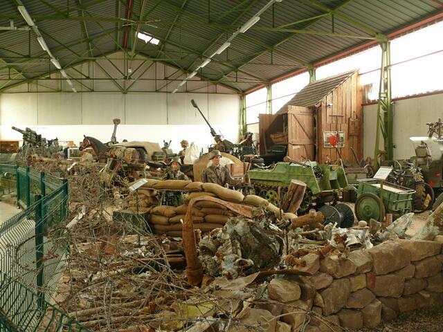 Im Aussenbereich des Museums befindet sich eine Halle in der verschiednen Fahrzeuge und Waffen der deutschen und amerikanischen
Einheiten zu sehen sind. Hier sieht man im Vordergrund eine deutsche Mörserstellung, ein Kettenkrad. In der Mitte und im Hindergrund diverse Geschütze, wie z.B. die Flugabwehrkanone 8,(. | Foto: Alfred Schramm