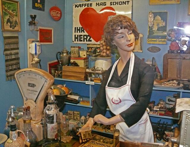 Auch ans leibliche Wohl wurde gedacht. Tabak und einen Asbach Uralt konnte man erwerben. In einigen Räumen wurden auch zivile Szenen dargestellt.  | Foto: Alfred Schramm