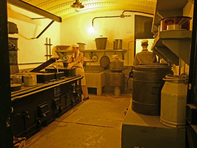 "Ohne Mampf kein Kampf" heißt es landläufig unter den Soldaten. Hier sieht man die Küche des Unterstandes. Was es da wohl feines zum Essen gibt? | Foto: Alfred Schramm