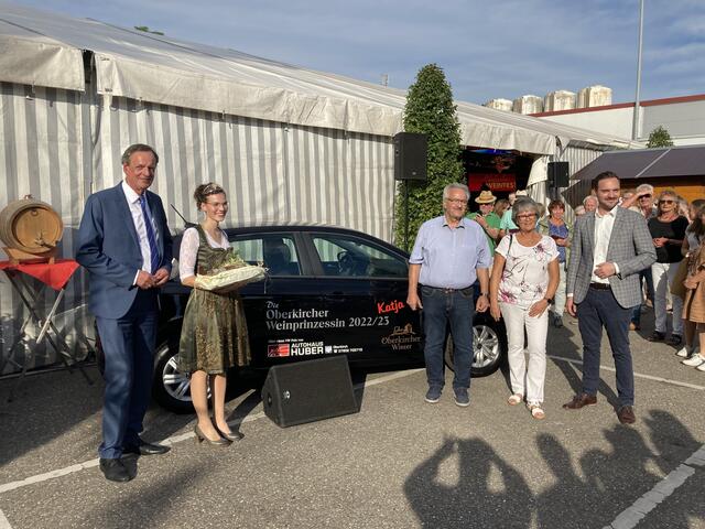 Das Autohaus Huber übergibt Weinprinzessin Katja I. die Schlüssel zu ihrem neuen Prinzessinnen-Flitzer. | Foto: mak