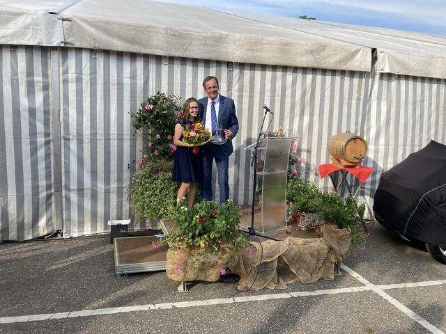 Katharina Bruder, die die Oberkircher Weine als Weinprinzessin im vergangenen Jahr repräsentiert hat, wird von OB Braun mit einem Blumenstrauß und Präsent verabschiedet. | Foto: mak