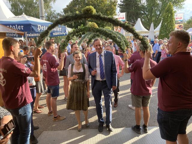 Katja I. und Oberbürgermeister  Matthias Braun ziehen in das Festzelt ein. | Foto: mak