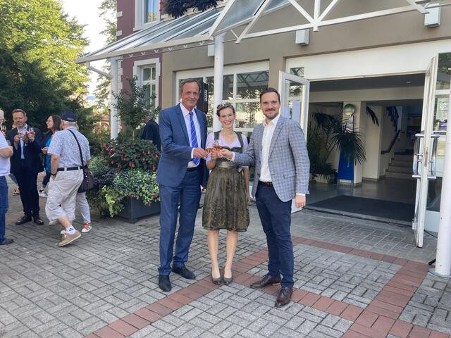 Weinprinzessin Katja I. mit Oberbürgermeister Matthias Braun (l.) und Sebastian Hill , Oberkircher Winzer eG. | Foto: mak