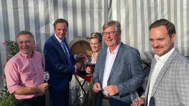 Mit dem Anstich des ersten Fasses Wein wurde das Oberkircher Weinfest offiziell eröffnet. | Foto: mak