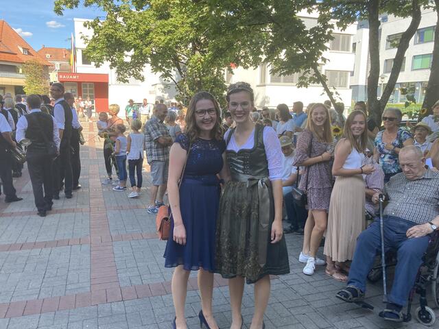 Alte und neue Weinprinzessin: Katharina Bruder und Katja Wiegert  | Foto: mak