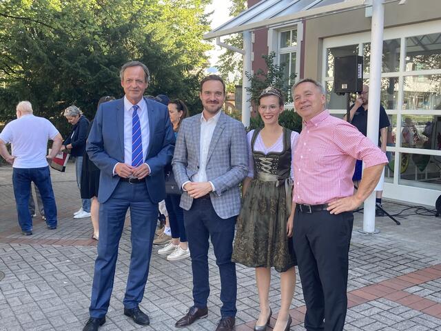 Die neue Weinprinzessin mit Oberbürgermeister Matthias Braun (v. l.), Sebastian Hill, geschäftsführender Vorstand der Oberkircher Winzer eG und Martin Renner vom gleichnamigen Weinhaus. | Foto: mak